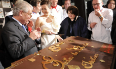 Un Opéra, pâtisserie au chocolat, réalisé par Dalloyau, servi au Salon du Chocolat au Palais de Tokyo. ( AFP /  )