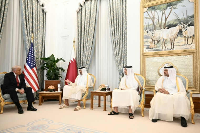 L'émir du Qatar, Tamim ben Hamad al-Thani (2e G), reçoit le président américain Donald Trump (G) à Doha, le 14 mai 2025 ( AFP / Brendan SMIALOWSKI )