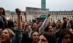 Manifestation non autorisée place Vendôme, mettant en cause la justice dans l'affaire Lyhanna et le traitement des violences sexuelles, devant le ministère de la Justice à Paris, le 8 juin 2026 ( AFP / GEOFFROY VAN DER HASSELT )