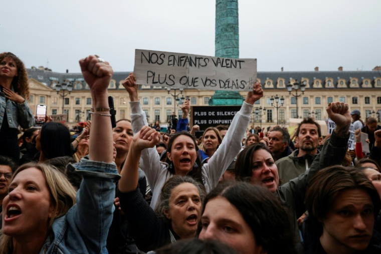 Manifestation non autorisée place Vendôme, mettant en cause la justice dans l'affaire Lyhanna et le traitement des violences sexuelles, devant le ministère de la Justice à Paris, le 8 juin 2026 ( AFP / GEOFFROY VAN DER HASSELT )