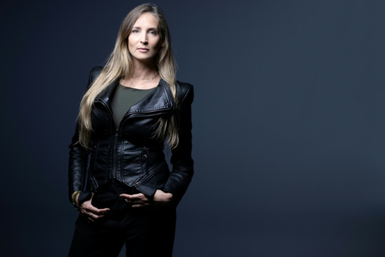 L'ancienne mannequin française Juliette G., "hameçonnée" pour être présentée au criminel sexuel américain Jeffrey Epstein, pose le 10 mars 2026 à Paris ( AFP / JOEL SAGET )