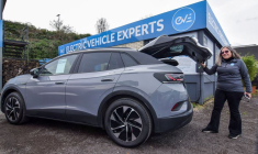 Martin Miller et Estelle Miller, copropriétaires du concessionnaire de voitures électriques d'occasion EV Experts, à Guildford