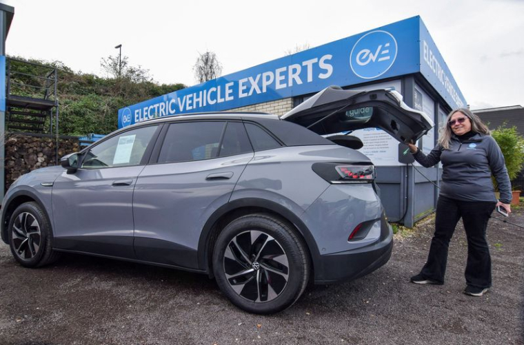 Martin Miller et Estelle Miller, copropriétaires du concessionnaire de voitures électriques d'occasion EV Experts, à Guildford