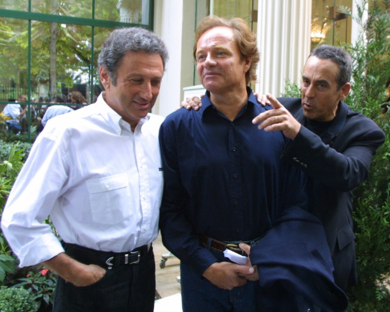 (De gauche à droite) Les présentateurs de la chaîne publique française France 2 Michel Drucker, Guillaume Durand et Thierry Ardisson posent au Pavillon Gabriel à Paris le 27 août 2001 pour présenter le programme de la nouvelle saison de la chaîne ( AFP / JACQUES DEMARTHON )