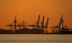 Grues et éoliennes à Port de Bouc le 17 mars 2026, dans le secteur de Fos-sur-Mer, qui abrite le quatrième complexe pétrochimique d'Europe. ( AFP / MIGUEL MEDINA )
