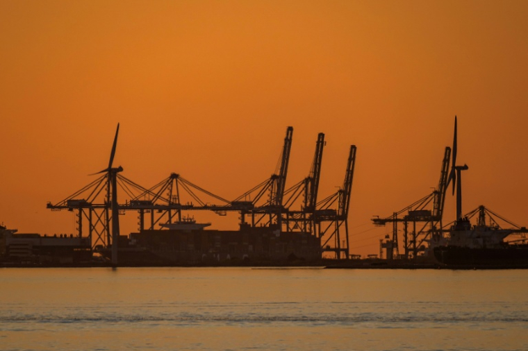 Grues et éoliennes à Port de Bouc le 17 mars 2026, dans le secteur de Fos-sur-Mer, qui abrite le quatrième complexe pétrochimique d'Europe. ( AFP / MIGUEL MEDINA )