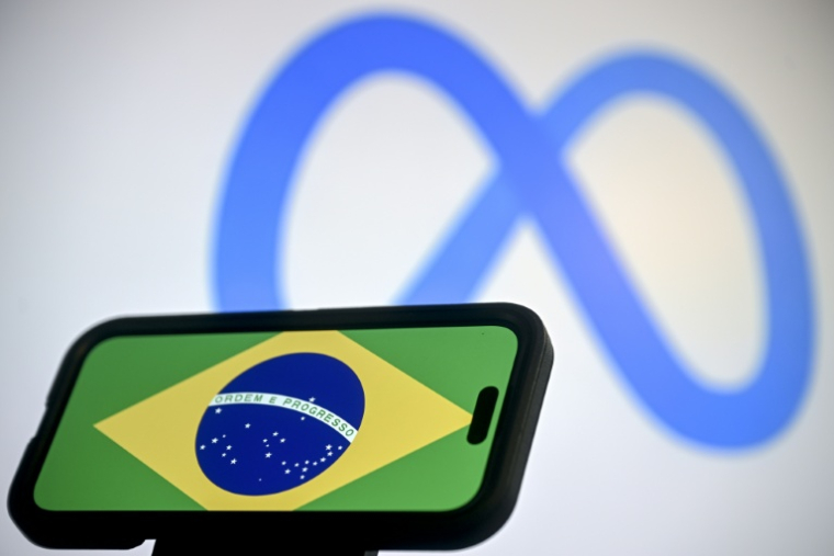 La justice électorale a donné 24 heures à Meta pour prouver que le géant de la tech réserve un traitement égalitaire sur ses réseaux aux campagnes du président sortant Luiz Inácio Lula da Silva et de son adversaire conservateur Flávio Bolsonaro ( AFP / MAURO PIMENTEL )