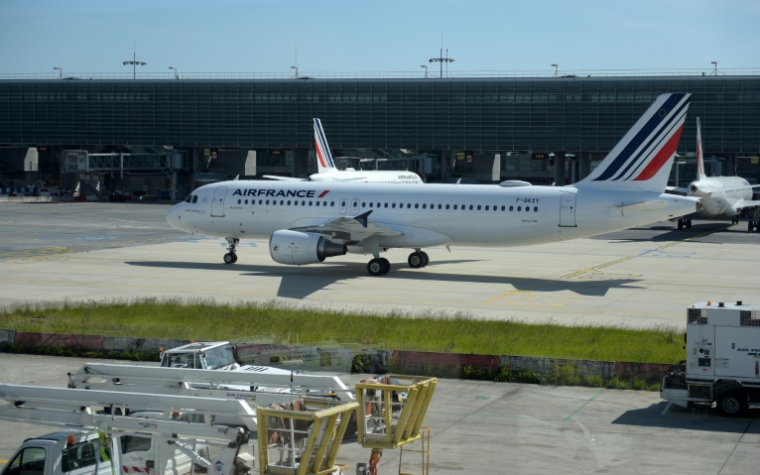 Un Airbus A320 sur le tarmac de l'aéroport Paris-Charles de Gaulle le 12 mai 2020 ( AFP / ERIC PIERMONT )