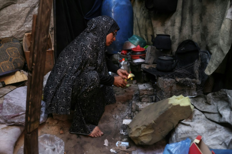 Nihaya Al-Masri, une Palestinienne déplacée qui vit avec ses huit enfants sous une tente à Khan Younès, dans le sud du territoire palestinien, le 6 octobre 2026   ( AFP / Bashar Taleb )