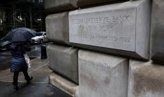 Une femme devant la Reserve fédérale à New York