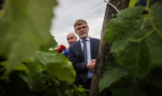 Le ministre de l'Agriculture Marc Fesneau au domaine viticole du château Lalande-Labatut à Salleboeuf, en Gironde, le 5 juin 2023. ( AFP / THIBAUD MORITZ )
