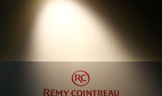 Le logo de Rémy Cointreau est photographié dans la distillerie Cointreau, à Saint-Barthélemy-d'Anjou près d'Angers, France
