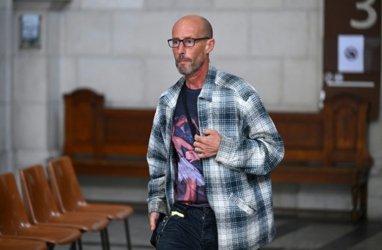 Stéphane Voirin, avec un T-Shirt en mémoire de son ex-compagne Agnès Lassalle, au premier jour du procès du jeune élève qui l'a poignardé, le 21 avril 2026 à Pau ( AFP / Gaizka IROZ )
