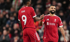 Slot envoie ENCORE Salah sur le banc