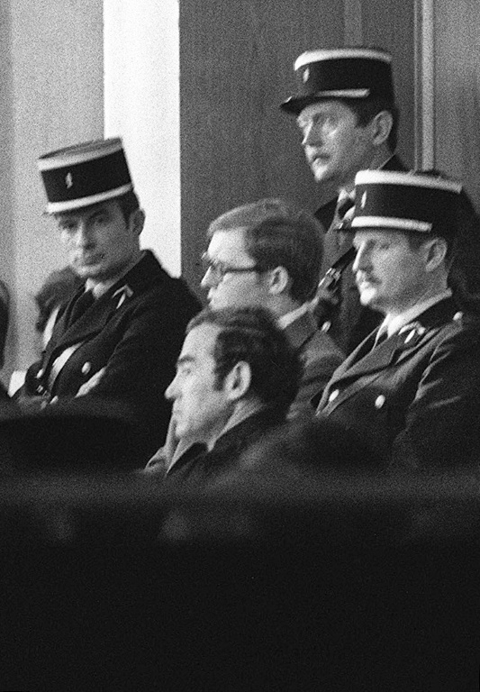 Robert Badinter (c, en bas), avocat de Patrick Henry (c, lunettes) lors de son procès, le 18 janvier 1977 à Paris ( AFP / STF )