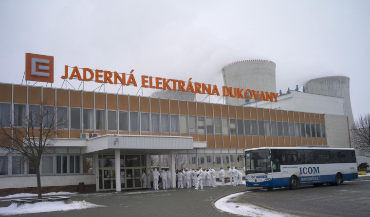 La centrale nucléaire de Dukovany située à 50 km de la ville de Brno, lors d'un exercice d'accident nucléaire le 26 mars 2013. ( AFP / MICHAL CIZEK )