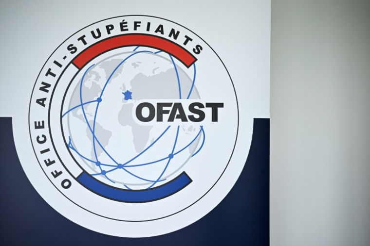La cheffe et son adjoint de l'Office anti-stupéfiants (Ofast) de Marseille ont été mis en examen à Paris dans le cadre d'une enquête sur une livraison surveillée en 2023 de cocaïne suspectée d'avoir connu de graves dérives ( AFP / JULIEN DE ROSA )