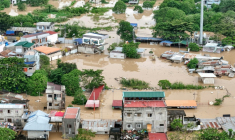 Vue aérienne des maisons inondées à Tuguegarao City, dans la province de Cagayan, au nord de Manille, aux Philippines, le 10 novembre 2025, après le débordement d'une rivière suite aux fortes pluies provoquées par le super typhon Fung-wong ( AFP / John DIMAIN )