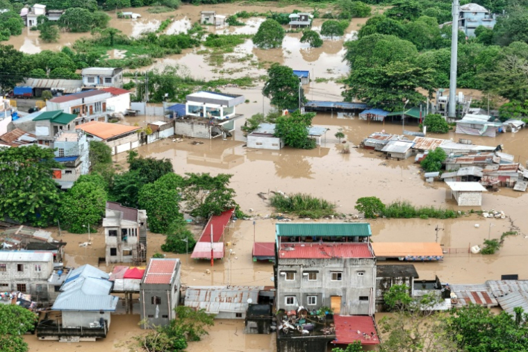 Vue aérienne des maisons inondées à Tuguegarao City, dans la province de Cagayan, au nord de Manille, aux Philippines, le 10 novembre 2025, après le débordement d'une rivière suite aux fortes pluies provoquées par le super typhon Fung-wong ( AFP / John DIMAIN )