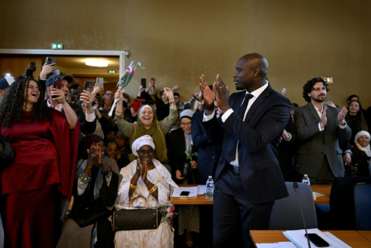 Des personnes applaudissent après l'élection du nouveau maire du Blanc-Mesnil, Demba Traoré, le 29 mars 2026 au Blanc-Mesnil, près de Paris ( AFP / Blanca CRUZ )