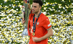 Le Portugais Diogo Jota célèbre avec le trophée après avoir remporté la Ligue des Nations