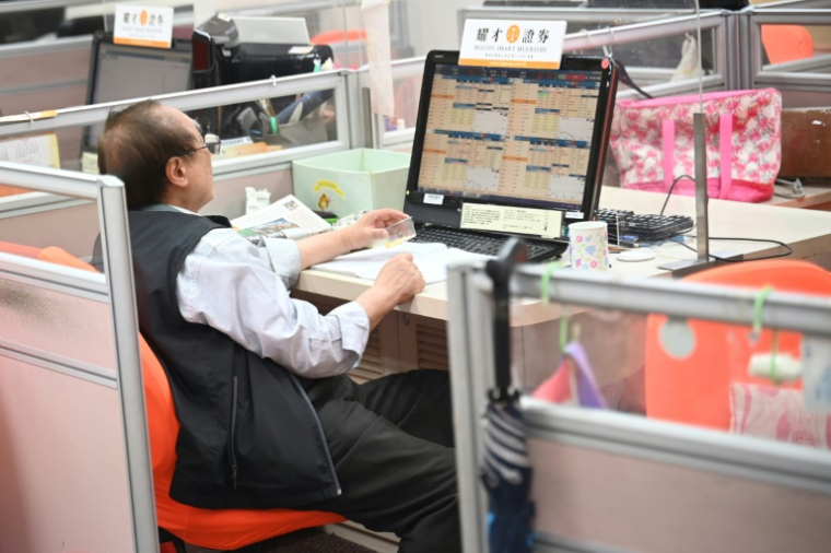 Un trader devant son écran à la Bourse de Hong Kong, le 7 avril 2025 ( AFP / Peter PARKS )