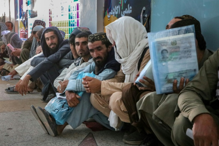 Des Afghans attendent de déposer leur dossier dans un centre d'enregistrement de candidatures à un emploi au Qatar, dans la ville de Gardez (est), le 30 juillet 2025 ( AFP / - )