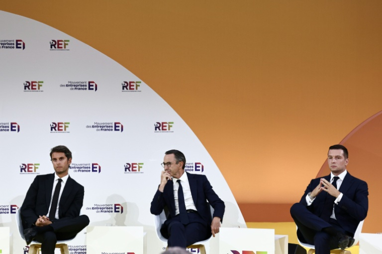 (De gauche à droite) Le secrétaire général du parti, Gabriel Attal, le ministre français de l'Intérieur, Bruno Retailleau, et le président du parti Rassemblement National (RN), Jordan Bardella, participent à la table ronde de clôture de la réunion des entrepreneurs français La REF 2025, qui s'est tenue au stade Roland-Garros à Paris le 28 août 2025 ( AFP / Thibaud MORITZ )