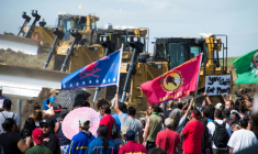 Des membres de la tribu sioux de Standing Rock Sioux et des manifestants venus les soutenir s'opposent à la construction d'un tronçon du Dakota Access Pipeline le 3 septembre 2016 près de Cannon Ball dans le Dakota du Nord ( AFP / Robyn BECK )