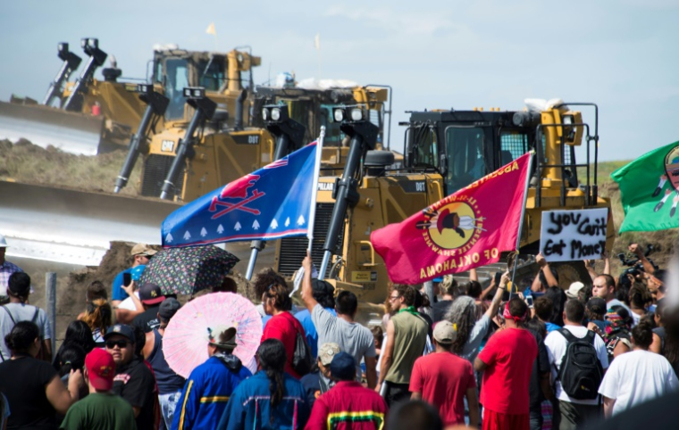Des membres de la tribu sioux de Standing Rock Sioux et des manifestants venus les soutenir s'opposent à la construction d'un tronçon du Dakota Access Pipeline le 3 septembre 2016 près de Cannon Ball dans le Dakota du Nord ( AFP / Robyn BECK )