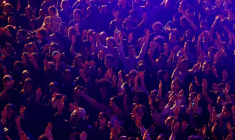 Des personnes se rassemblent sur la place de la République à Paris après les résultats des élections européennes