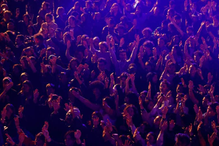 Des personnes se rassemblent sur la place de la République à Paris après les résultats des élections européennes