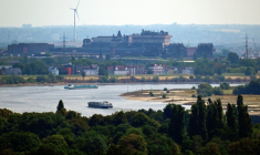 Le Rhin en partie asséché passe devant les hauts-fourneaux de l'aciériste Thyssenkrupp à Duisbourg, le 3 août 2026 ( AFP / Ina FASSBENDER )