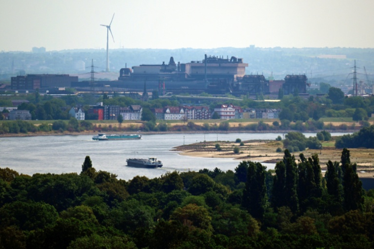 Le Rhin en partie asséché passe devant les hauts-fourneaux de l'aciériste Thyssenkrupp à Duisbourg, le 3 août 2026 ( AFP / Ina FASSBENDER )