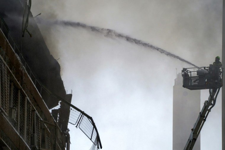 Un pompier éteint un incendie à l'hôpital Soroka de Beersheva, dans le sud d'Israël, à la suite d'une attaque de missiles iraniens, le 19 juin 2025 ( AFP / MAYA LEVIN )