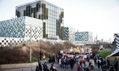 Des manifestants qui réclament la détention de l’ancien président philippin Rodrigo Duterte, rassemblés devant la Cour pénale internationale le 23 février 2026 à La Haye, aux Pays-Bas ( AFP / Simon Wohlfahrt )