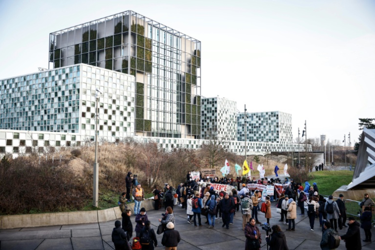 Des manifestants qui réclament la détention de l’ancien président philippin Rodrigo Duterte, rassemblés devant la Cour pénale internationale le 23 février 2026 à La Haye, aux Pays-Bas ( AFP / Simon Wohlfahrt )