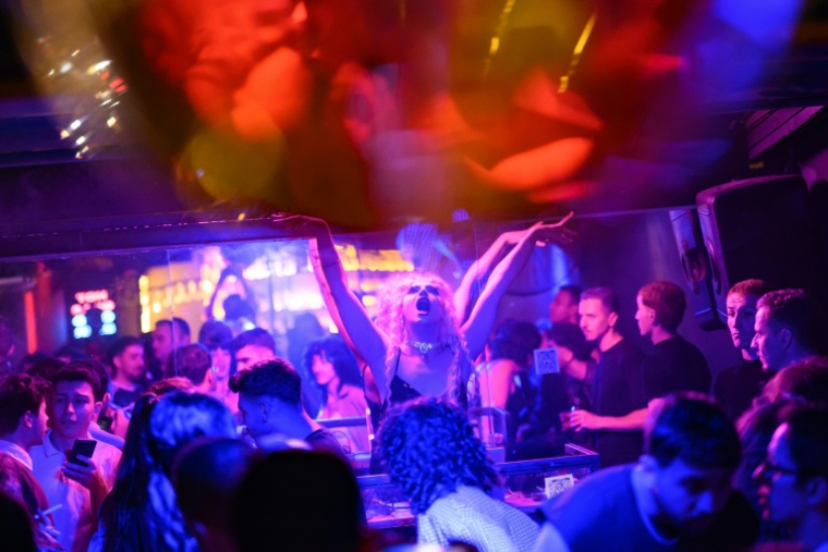 La drag queen Florence Konstantina Delight se produit dans l'une des boîtes de nuit LGBT+ d'Istanbul, le 1er novembre 2025 en Turquie ( AFP / Yasin AKGUL )