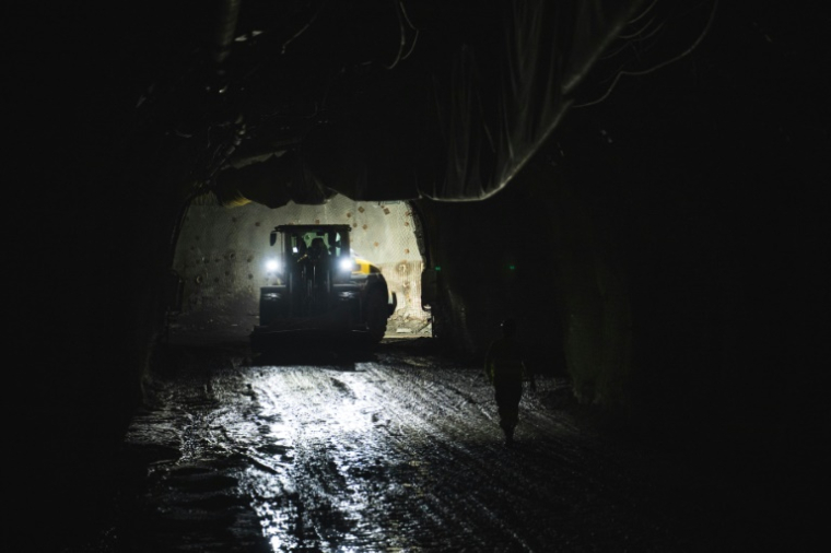 Un engin de chantier dans les tunnels souterrains de la mine de fer LKAB à Kiruna, dans le nord de la Suède, le 21 août 2025 ( AFP / Jonathan NACKSTRAND )