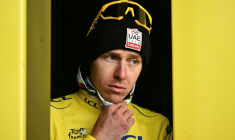 Le Slovène Tadej Pogacar sur le podium après la 19e étape du Tour de France, à La Plagne, le 25 juillet 2025 ( AFP / Loic VENANCE )