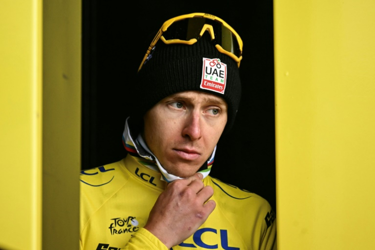 Le Slovène Tadej Pogacar sur le podium après la 19e étape du Tour de France, à La Plagne, le 25 juillet 2025 ( AFP / Loic VENANCE )