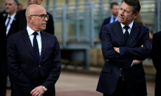 Eric Ciotti, à gauche, et à sa droite Christian Estrosi, le 18 avril 2024, à Nice, dans les Alpes-Maritimes ( POOL / Valery HACHE )