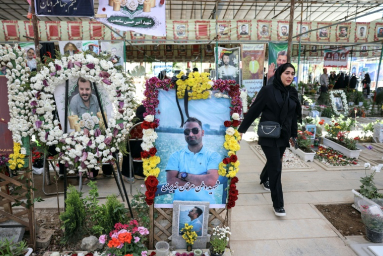Les tombes de victimes des bombardements israélo-américains dans le cimetière Behest Zahra de Téhéran, le 23 avril 2026 ( AFP / - )
