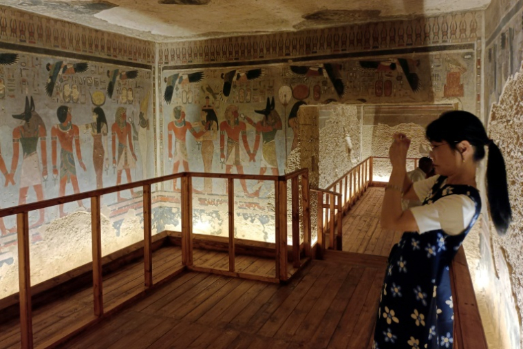 Une touriste visite le tombeau du roi Amenhotep III dans la Vallée des Rois, près de la ville de Louxor, lors de son ouverture officielle au public après des années de restauration, le 4 octobre 2025 en Egypte ( AFP / - )