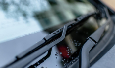 Les vignettes vertes pourraient disparaître de nos pare-brises d'ici 2023 au profit d'un système dématérialisé. Illustration. (Dibyendu Joardar / Pixabay)