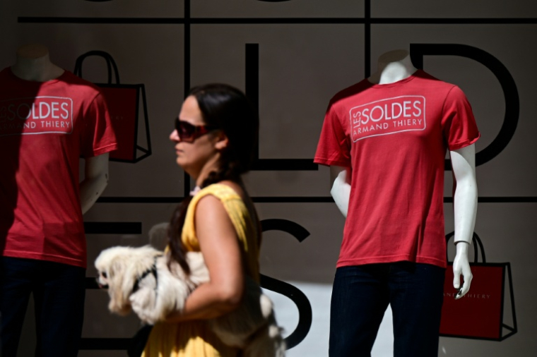 Dans la capitale, "61% des commerçants estiment que cette prolongation n'a pas d'effet positif sur leurs ventes pendant les soldes", rapporte un sondage commandé par la Chambre de commerce et d'industrie (CCI) de Paris Ile-de-France ( AFP / GABRIEL BOUYS )