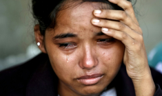 Une femme pleure après avoir été secourue dans un camp militaire à la suite des crues soudaines, dans la ville de Battar Bazar, district de Nuwakot au Népal, le 28 août 2026 ( AFP / PRABIN RANABHAT )