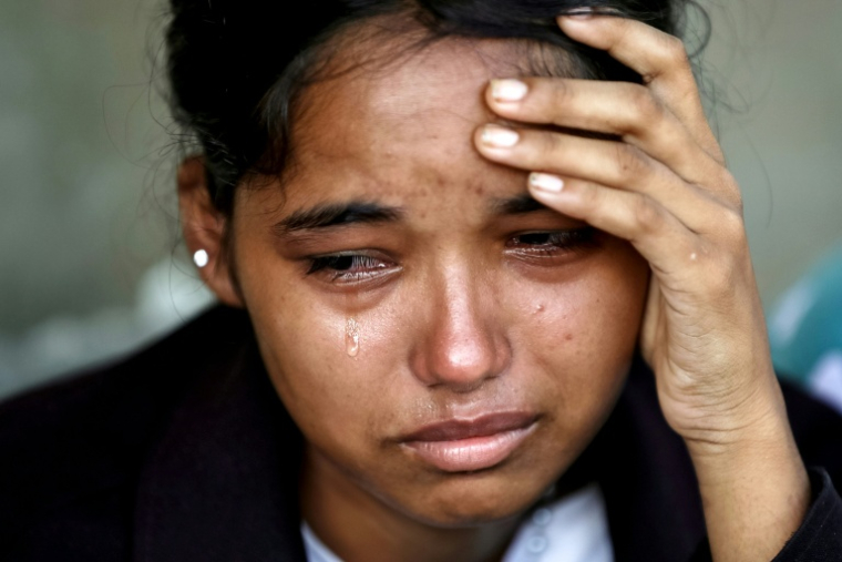 Une femme pleure après avoir été secourue dans un camp militaire à la suite des crues soudaines, dans la ville de Battar Bazar, district de Nuwakot au Népal, le 28 août 2026 ( AFP / PRABIN RANABHAT )