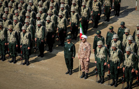 Des membres du Corps des gardiens de la révolution islamique (IRGC) assistent à un exercice militaire dans la région d'Aras