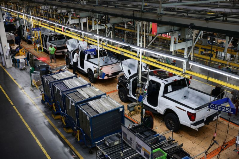 Le président américain Trump visite le centre de production de Ford à Dearborn